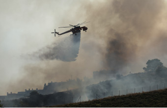 Μεγάλη φωτιά στις Κεχριές Κορινθίας – Εκκενώθηκαν οικισμοί (pics, vid)