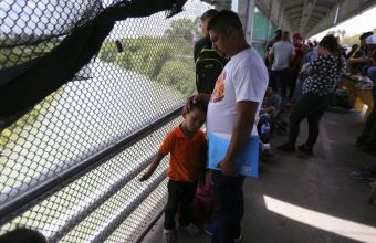 ΗΠΑ: Διακινητής πέταξε δύο κοριτσάκια από έναν ψηλό τοίχο στα σύνορα με το Μεξικό