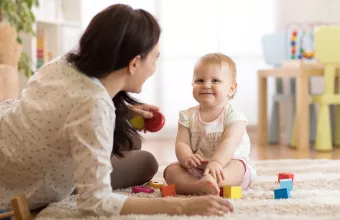 «Νταντάδες της γειτονιάς»: Έρχονται με χρηματοδότηση ΕΣΠΑ- Όλα όσα πρέπει να ξέρετε