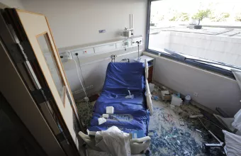 Βηρυτός: Συγκλονιστική φωτογραφία μαίας που σώζει 3 νεογέννητα την ώρα της έκρηξης