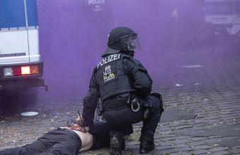 Αστυνομική βία-Nτίσελντορφ: Το βίντεο-σοκ και οι αντιδράσεις των πολιτικών