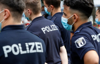 Γερμανία: Σοκαριστικό βίντεο  -  Αστυνομικός γονατίζει στον λαιμό ανήλικου 