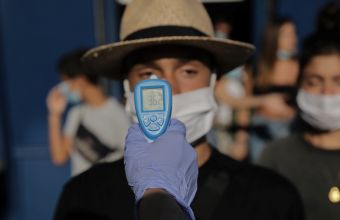 Κορωνοϊός: Ανήσυχοι αλλά ψύχραιμοι οι ειδικοί - Η πρόταση για μάσκες παντού