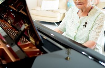 Βηρυτός: Ηλικιωμένη παίζει πιάνο στο ρημαγμένο σπίτι της (video)