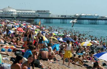 Ποιος κορωνοϊός: Ο νέος καύσωνας στη Βρετανία έφερε ξανά το αδιαχώρητο στις παραλίες (pics)