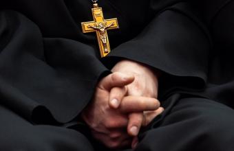 Κάλυμνος: Συνελήφθη ιερέας που ζητούσε από τους πιστούς να μην φοράνε μάσκες 