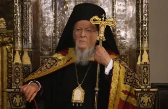Το μήνυμα Βαρθολομαίου για τα Χριστούγεννα πανδημίας: Άσπρο ράσο η λευκή μπλούζα των ιατρών