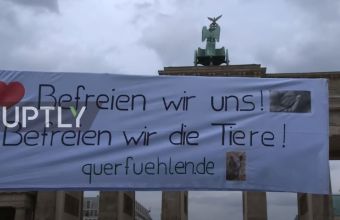 Συνωμοσιολόγοι, ακροδεξιοί και αντιεμβολιαστές διαδηλώνουν στο Βερολίνο (vid)