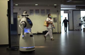 Γαλλία: Κατασκεύασαν ρομπότ που θα βρίσκει ποιος δε φορά μάσκα και θα του το υπνεθυμίζει