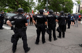 Καμιά έκπληξη: Τον Τραμπ στηρίζει το μεγαλύτερο σωματείο αστυνομικών στις ΗΠΑ