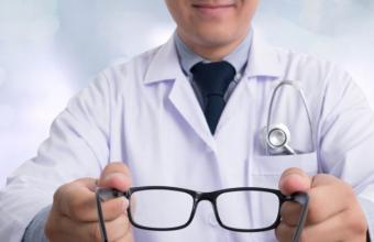 «Προκλητική» μελέτη: Όσοι φοράνε γυαλιά έχουν μικρότερη πιθανότητα να αρρωστήσουν από κορωνοϊό