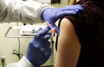 Κορωνοϊός: Νεκρός εθελοντής του εμβολίου της Οξφόρδης- Συνεχίζονται οι κλινικές δοκιμές