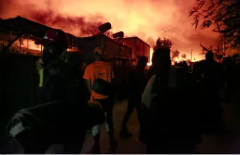 Κόλαση στη Μόρια: ΜΑΤ από την Αθήνα στο νησί- Ολοσχερής η κατατροφή στη δομή (video)
