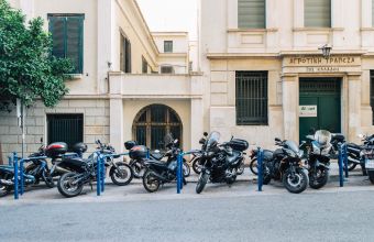 Δήμος Αθηναίων: 1.180 νέες θέσεις στάθμευσης δικύκλων στο κέντρο και τις γειτονιές – Συνολικά 2.800 σε όλη την πόλη
