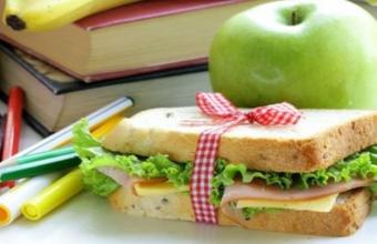 Σχολικά γεύματα: Πότε ξεκινά η διανομή τους σε 1.227 σχολεία της χώρας