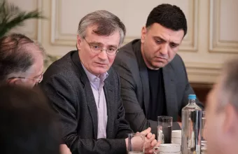 Κικίλιας και Τσιόδρας ενημερώνουν τα κόμματα για τον κορωνοϊό