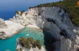 Η κρυμμένη μαγική παραλία των Αντιπάξων με τα επιβλητικά βράχια (BINTEO)