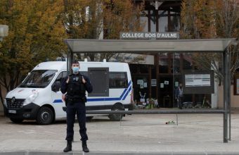 Γαλλία-Δολοφονία καθηγητή: Ο δολοφόνος πλήρωσε 300 ευρώ μαθητές για να αναγνωρίσουν το θύμα του