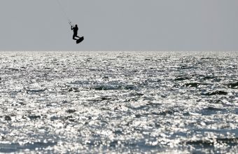Τραγωδία στη Ρόδο: Νεκροί 2 kitesurfers – Τους παρέσυραν οι άνεμοι στα βράχια