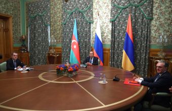 Ναγκόρνο Καραμπάχ: Έδωσαν τα χέρια για εκεχειρία Αρμενία - Αζερμπαϊτζάν