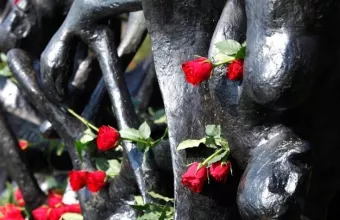 Αποκαλυπτήρια του Μνημείου Ολοκαυτώματος στη μνήμη των 526 Εβραίων της Ξάνθης που εξοντώθηκαν σε στρατόπεδα συγκέντρωσης