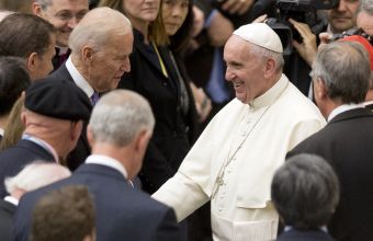 Ο Τζο Μπάιντεν δέχτηκε συγχαρητήρια από τον πάπα Φραγκίσκο