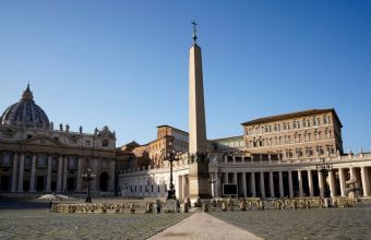 Σκληρή στάση Βατικανού: Χωρίς εμβόλιο, κινδυνεύετε να χάσετε τη δουλειά σας