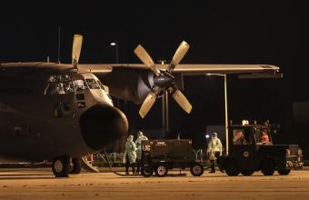 Με C-130 μεταφέρονται τρεις ασθενείς με κορωνοϊό από την Καβάλα στην Αθήνα