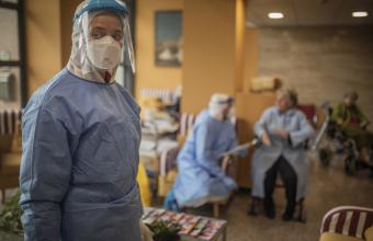 Οι χώρες προετοιμάζουν τις εκστρατείες εμβολιασμού ενώ συνεχίζεται η επέλαση του κορωνοϊού