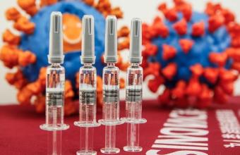 Κορωνοϊός: Πώς ξέρουμε ότι τα εμβόλια είναι ασφαλή – Ποιοι το αποφασίζουν