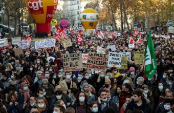 Γαλλία: Δακρυγόνα σε διαδηλωτές που διαμαρτύρονται για την αστυνομική βία στο Παρίσι