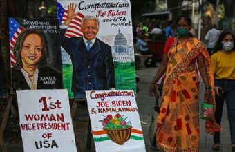 Με προσευχές και υπερηφάνεια οι Ινδοί γιορτάζουν την εκλογή Χάρις στην αντιπροεδρία ΗΠΑ