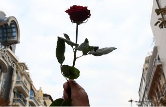 Άρση του προστίμου 300 ευρώ στη γυναίκα που άφησε λουλούδι έξω από το Πολυτεχνείο