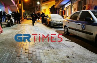 Θεσσαλονίκη: Καταδρομική επίθεση με μολότοφ στο Αστυνομικό Τμήμα Νεάπολης – Συκεών (Vid)