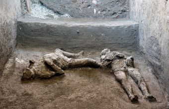 Τα λείψανα των δύο ανδρών είναι πολύ καλά διατηρημένα. Κάηκαν ζωντανοί κατά την έκρηξη του ηφαιστείου το 79 μΧ.
