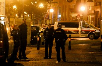 Επίθεση στη Βιέννη: Σε 6 σημεία το τρομοκρατικό χτύπημα - Σοκάρουν τα βίντεο (pics,vid)