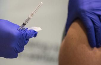 Κορωνοϊός: Γιατί οι γυναίκες εμφανίζουν συχνότερα παρενέργειες μετά τον εμβολιασμό