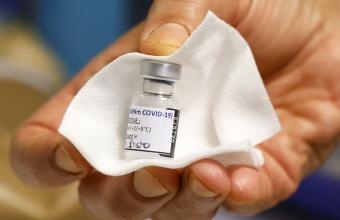 Η Βρετανία ενέκρινε το εμβόλιο της AstraZeneca - Ποια η διαφορά με τo εμβόλιο της Pfizer 
