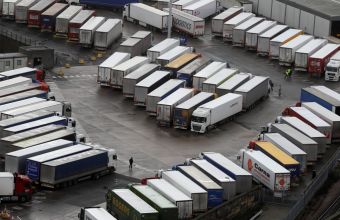Βρετανία: Ατέλειωτες ουρές φορτηγών στο Ντόβερ - Οργισμένοι οι οδηγοί (vid, pics)