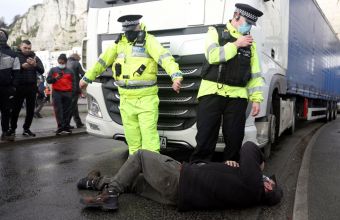 Ντόβερ: Οργισμένοι οδηγοί φορτηγών συγκρούστηκαν με την αστυνομία (vid,pics)