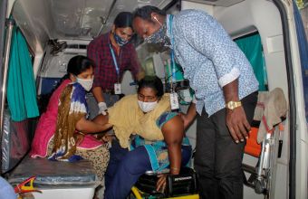Κορωνοϊός- Ινδία: Σε «ασφυξία» τα νοσοκομεία- Ξεμένουν από φιάλες οξυγόνου εν μέσω σφοδρού κύματος πανδημίας