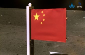 Οι Κινέζοι πάτησαν... πόδι στη Σελήνη και «φύτεψαν» τη σημαία τους 