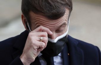 Γαλλία: "Σημαντική κόπωση" νιώθει ο Μακρόν - Σε απομόνωση σε προεδρική κατοικία κοντά στο Παρίσι