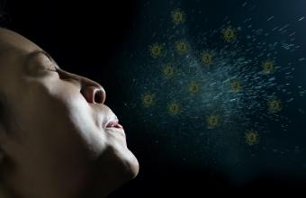 Κορωνοϊός: Πώς μεταδίδεται με ομιλία ή αναπνοή σε εσωτερικούς χώρους - Οι καθαριστές αέρα