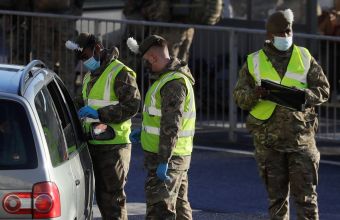 Βρετανία: Αποκλιμακώνεται η κατάσταση στο Ντόβερ - Περισσότεροι στρατιώτες στο λιμάνι