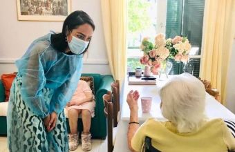 Κορωνοϊός: 117 χρονών η γηραιότερη γυναίκα που εμβολιάστηκε στην Ελλάδα- Ποιά είναι