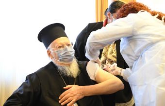  Ο Οικουμενικός Πατριάρχης εμβολιάστηκε κατά του ιού Covid-19