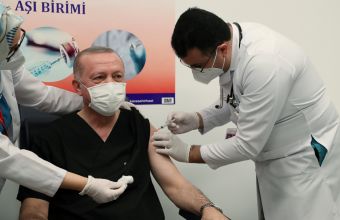 Κορωνοϊός: Σάλος με δήλωση Ερντογάν- Έκανε 3η δόση εμβολίου με εκατομμύρια πολίτες ανεμβολίαστους 