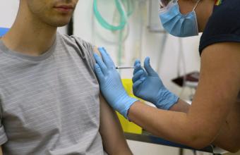 Γαλλία- Επικεφαλής στρατηγικής εμβολιασμών: Eπανεξέταση χρήσης εμβολίου εάν είναι ασφαλές