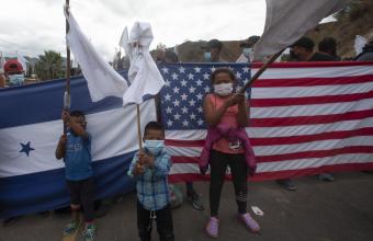 ΗΠΑ: Ο Μπάιντεν αναστέλλει τις απελάσεις παράτυπων μεταναστών για 100 ημέρες 